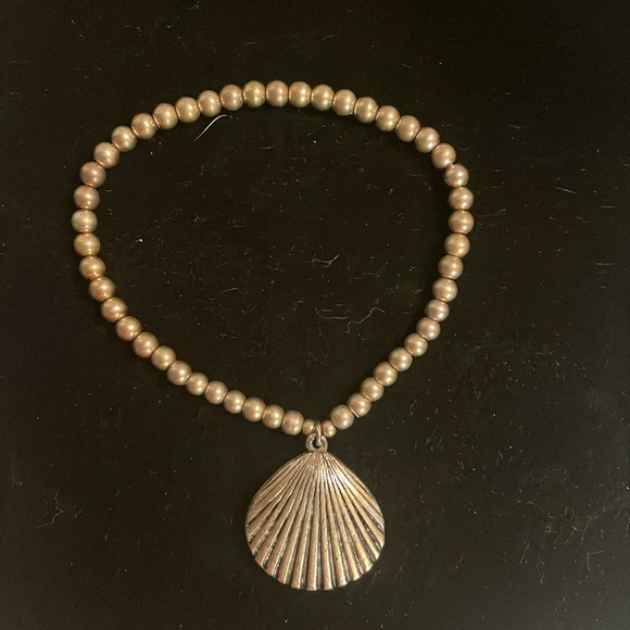 Vintage 8” gold tone stackable stretch bracelet w/solid metal shell charm - Picture 1 of 11